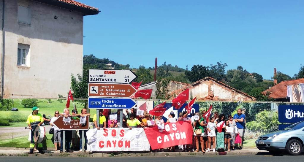 Concentración del personal del Ayuntamiento de Santa María de Cayón.