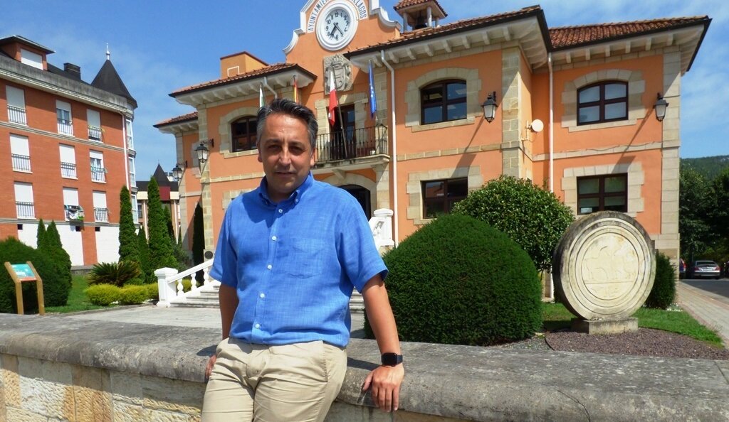 El alcalde de Piélagos, Carlos Caramés, en el exterior del Ayuntamiento. R.A