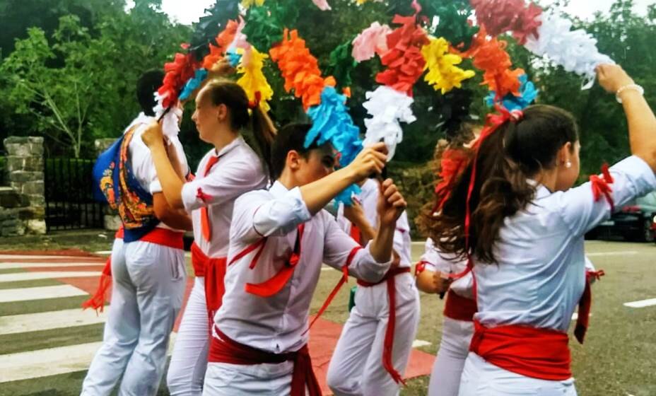 Grupo de danzantes. Facebook Ayuntamiento de Ruesga.