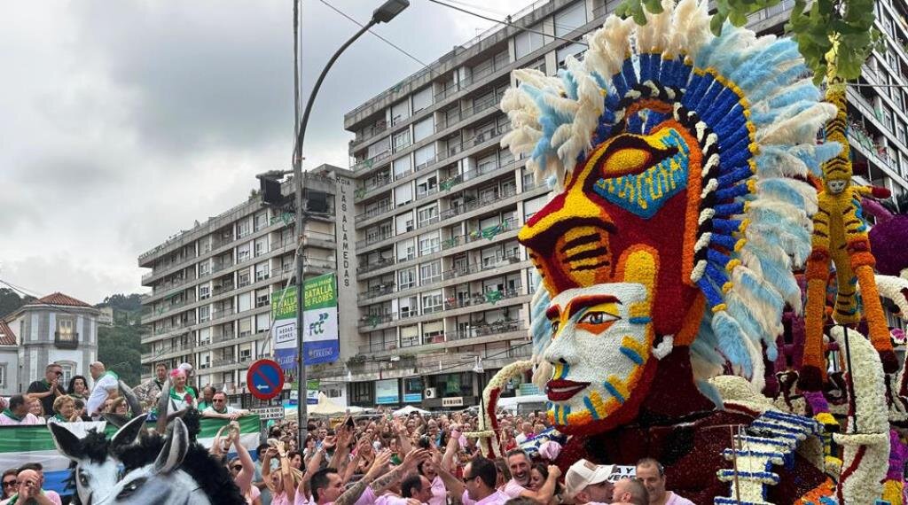 Carroza vencedora en la Batalla de Flores en Laredo.