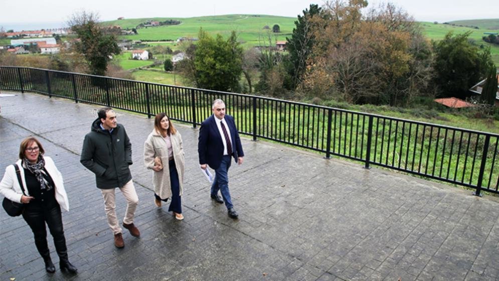 Las autoridades políticas en la visita al municipio.