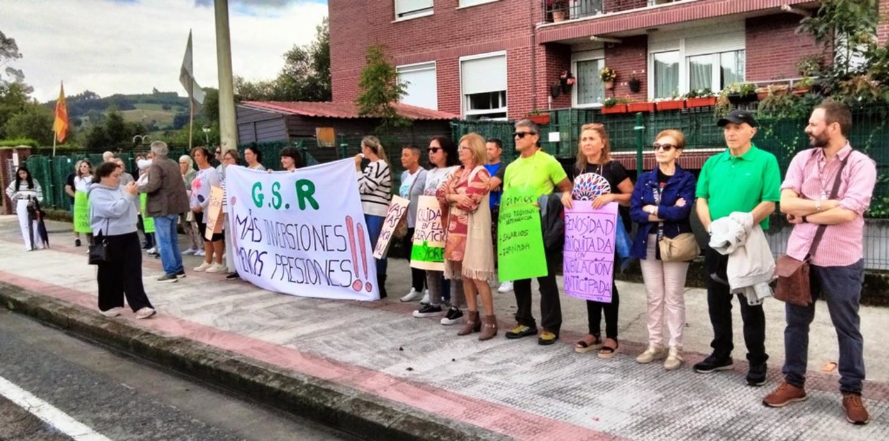 Un momento de la protesta frente a la Residencia en Gama. R.A.