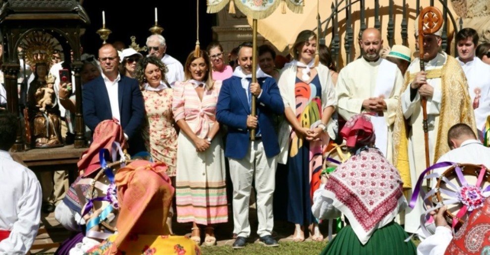 La presidenta de Cantabria en las fiestas de la Virgen de Valencia.