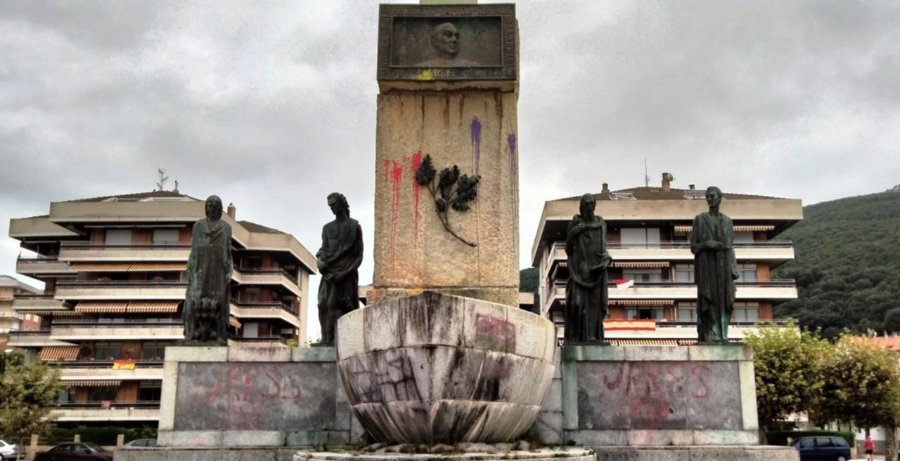 Pintura en el monumento a Carrero Blanco en Santoña. R.A.