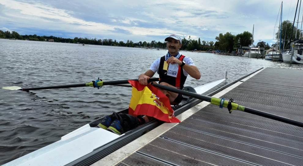 El remero santonés en el skiff.