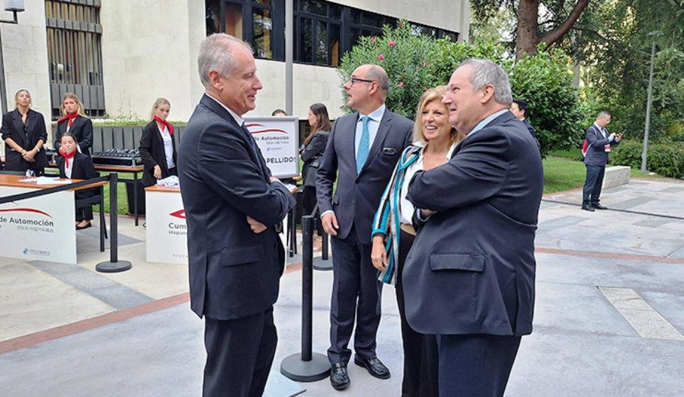 El consejero de Industria y el ministro en la cumbre hispanochina de automoción.