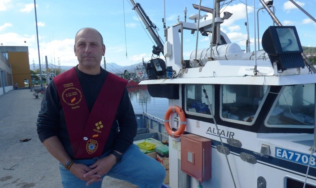 El presidnete de la Cofradía del Bonito de Colindres, Sergio Valle, en el puerto pesquero. R.A.