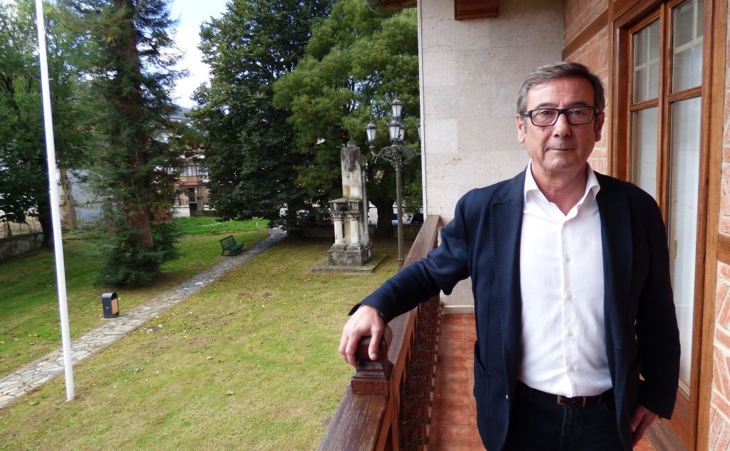 El alcalde de Santa maría de Cayón, Francisco Javier Viar, en el balcón del Ayuntamiento. R.A.