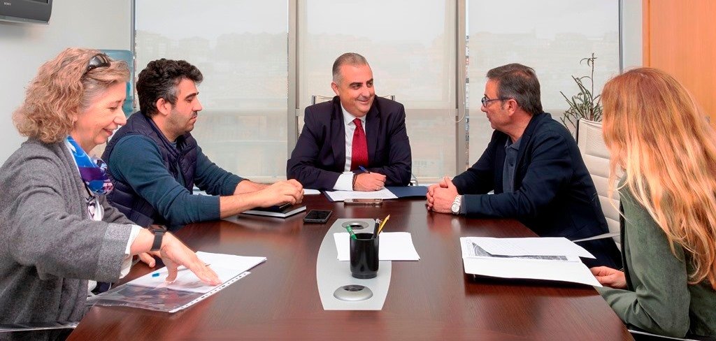 Reunión entre el consejero de Fomento y el alcalde de Santa María de Cayón.