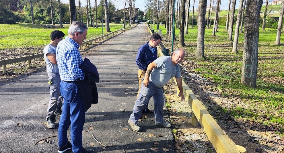 Andrés Ruiz Moya supervisa los trabajos de cerramiento en el parque de El Espadañal