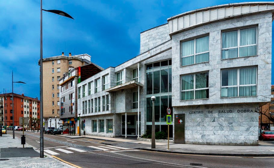 Exterior  del centro de salud Dobra de Torrelavega.