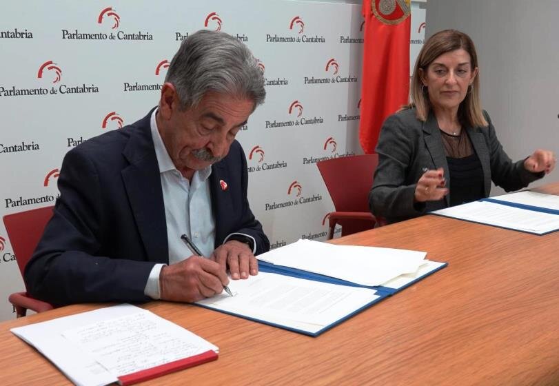 Revilla y Buruaga firman el acuerdo del presupuesto de 2025.