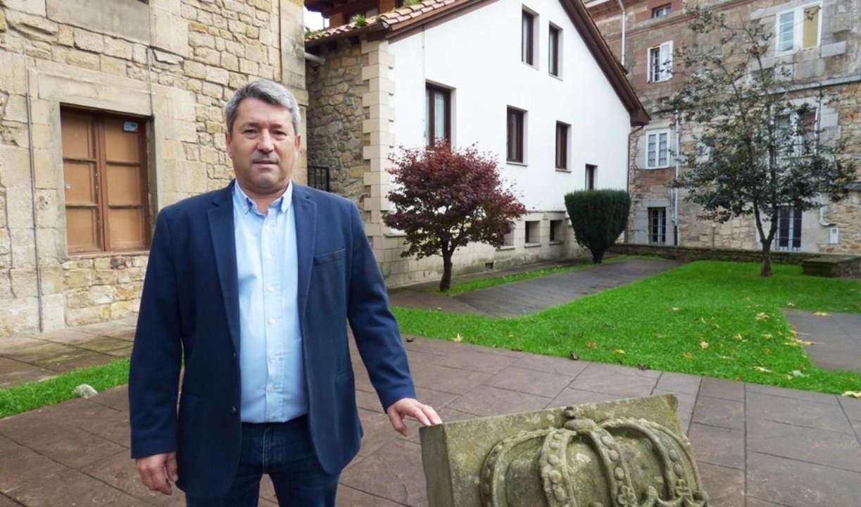 El alcalde Óscar López (PP) junto al escudo municipal. R.A.