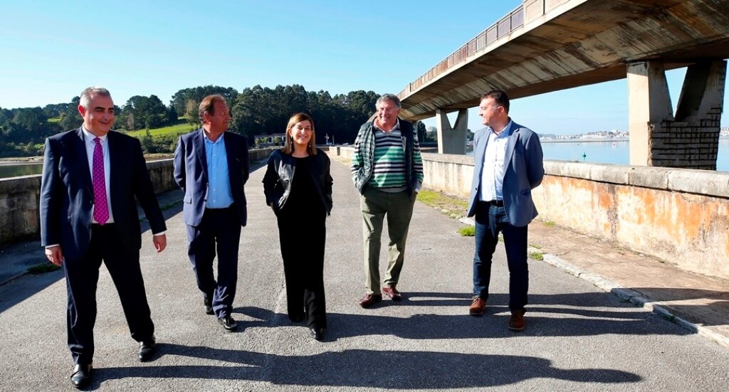 Las autoridades políticas en el puente entre Somo y Pedreña.