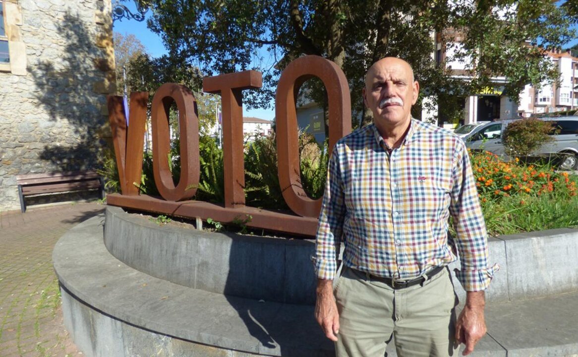 El alcalde Francisco Maza (AVV), en el exterior de la Casa Consistorial. R.A.