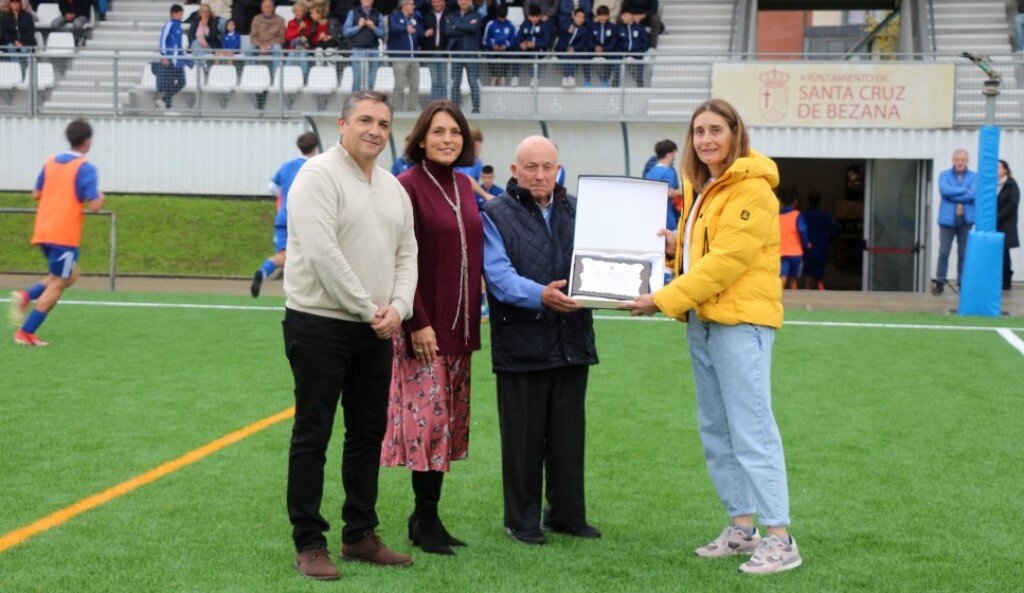 Entrega de una placa conmemorativa a la directora General de Deportes.