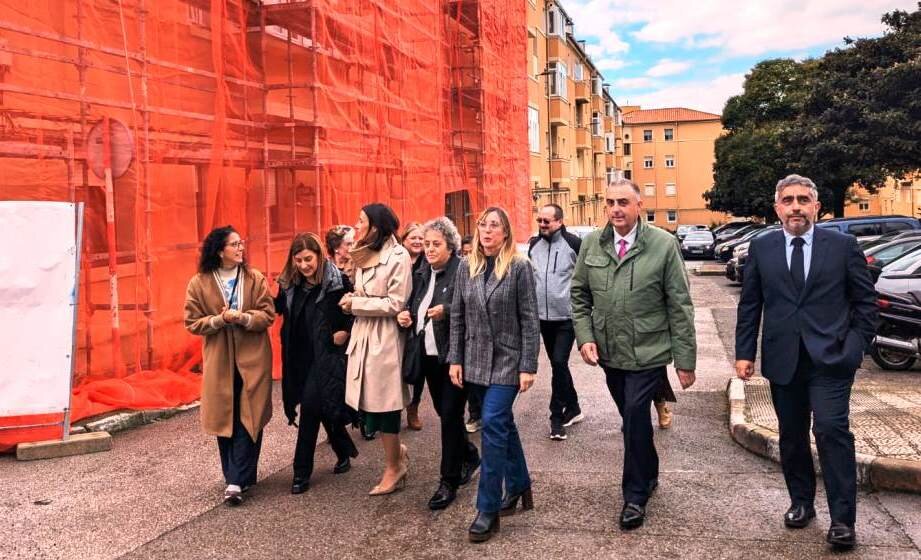 Las autoridades políticas visitan las obras en el barrio de Santander.