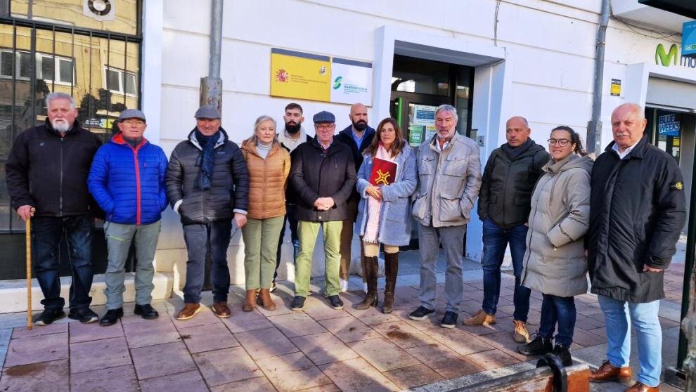 Rueda de prensa de Paula Fernández con representantes del PRC.