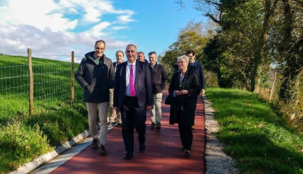 El consejero de Fomento y el alcalde visitan varias obras en Alfoz de Lloredo.