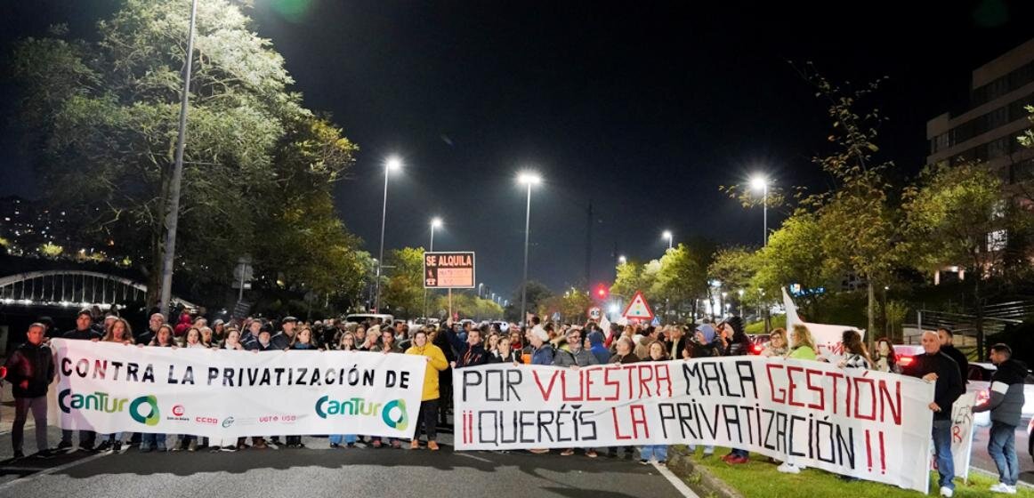 Concentración de los trabajadores de Cantur.