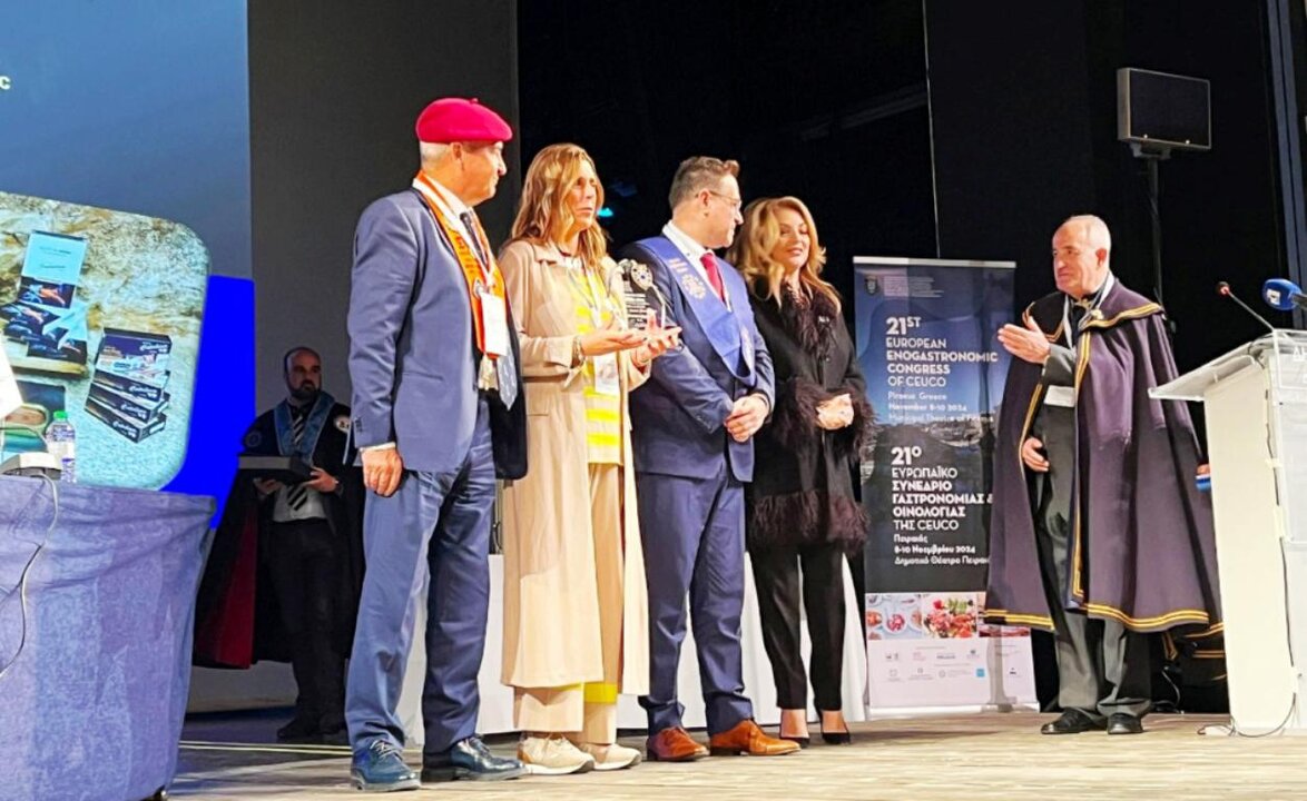 Un momento de la recogida del premio por Conservas Catalina.