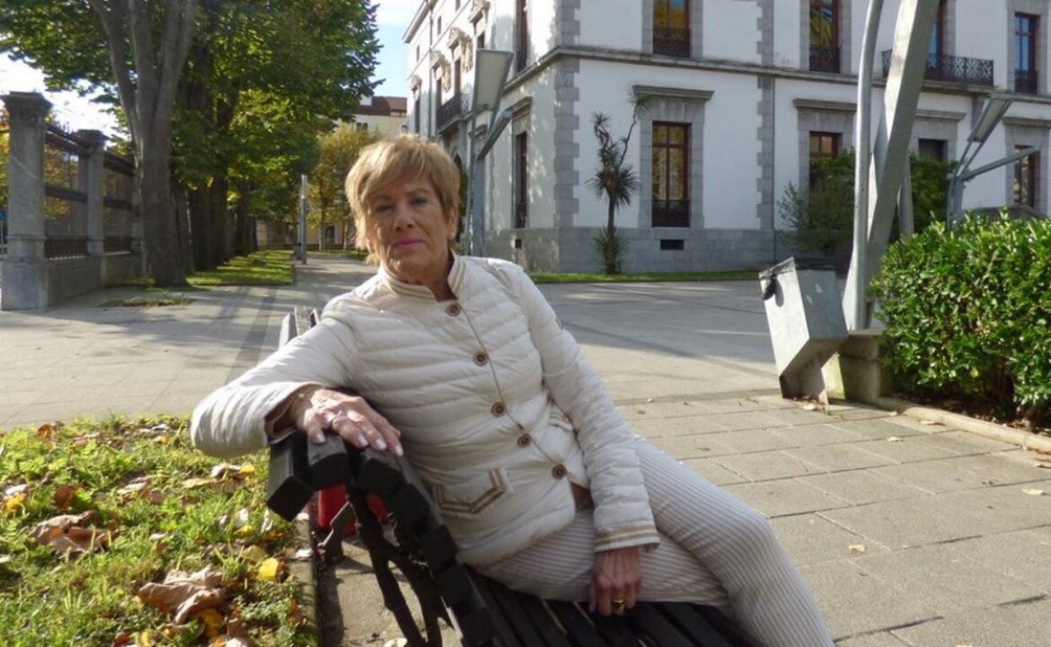 Nieves Fernández en el exterior del Ayuntamiento de Santoña. R.A.