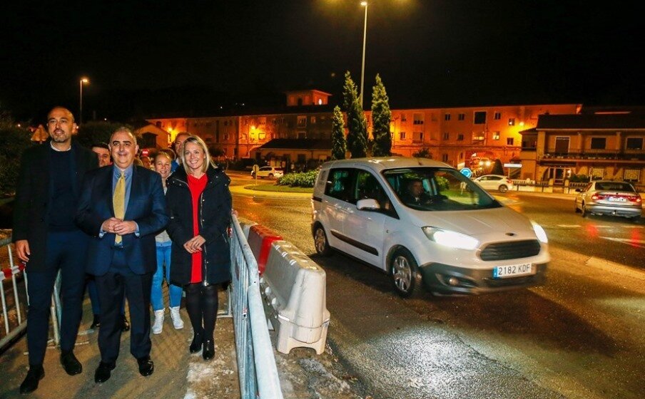 Los políticos en el Puente de Los Italianos.