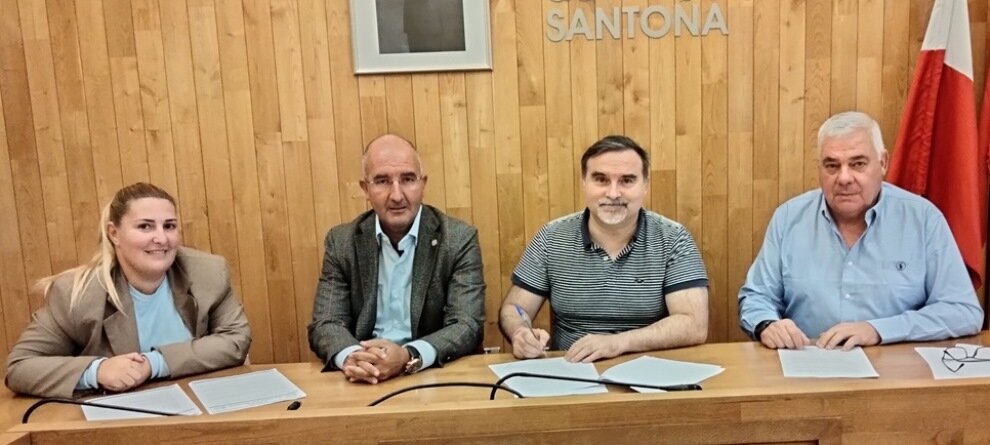 Firma del convenio entre el Ayuntamiento de Santoña y Coercan.