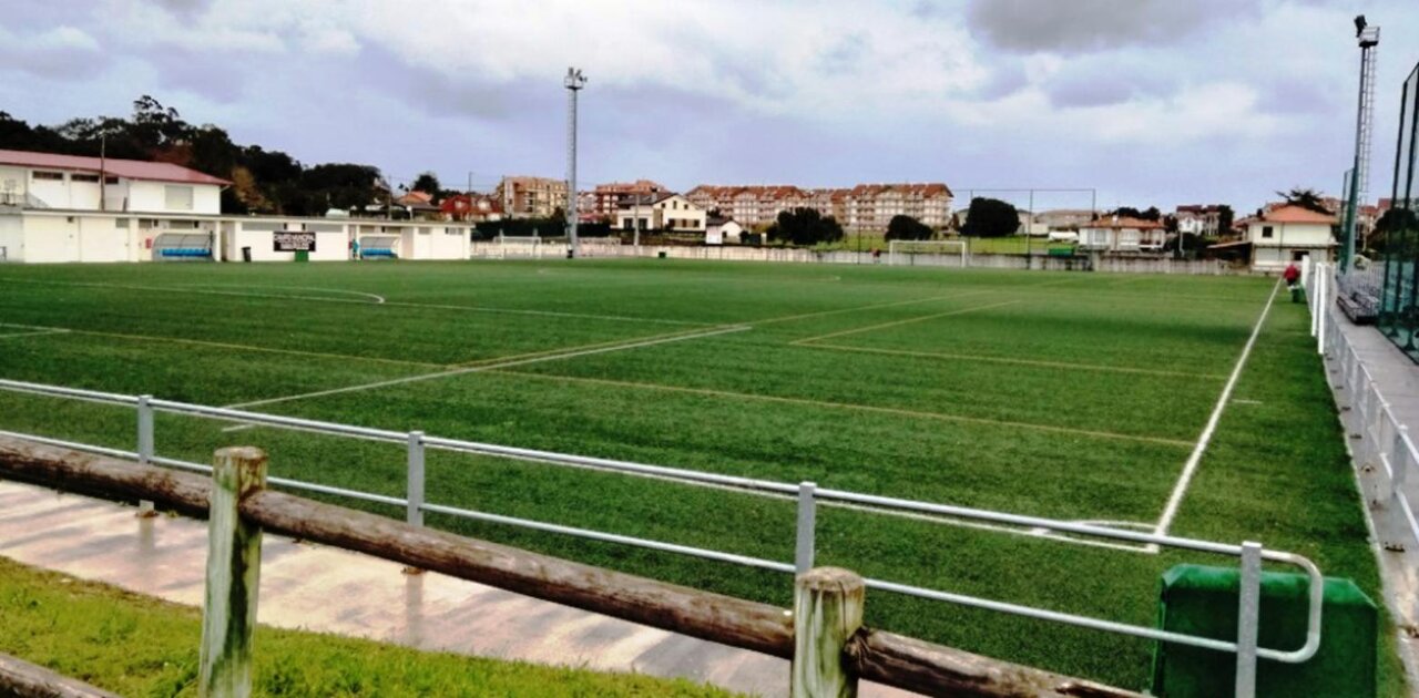 Campo de fútbol de hierba artificial. R.A.