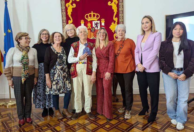 La delegada y la jefa de la Unidad de VO junto a integrantes de la Red.