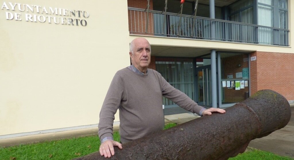 El alcalde de Riotuerto, Alfredo Madrazo (PRC), en el exterior del Ayuntamiento. R.A.