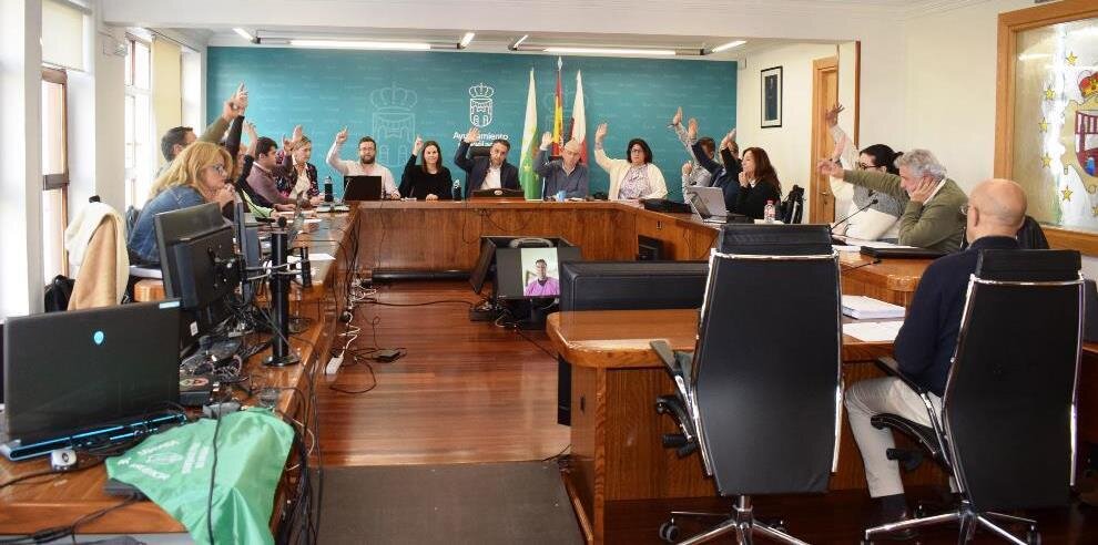 Concejales en el Pleno del parlamento de Piélagos.