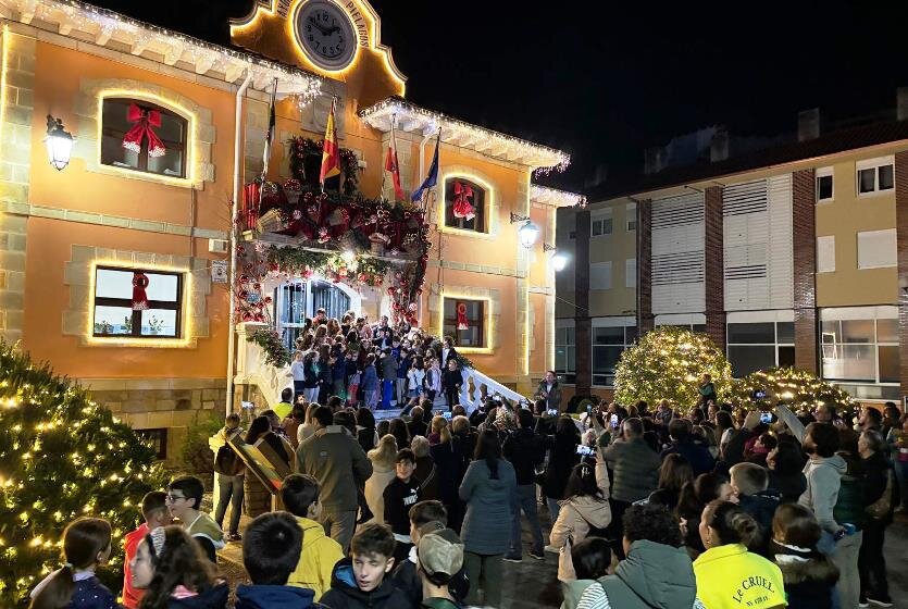 Asistentes al encendido navideño en Renedo, en Piélagos.