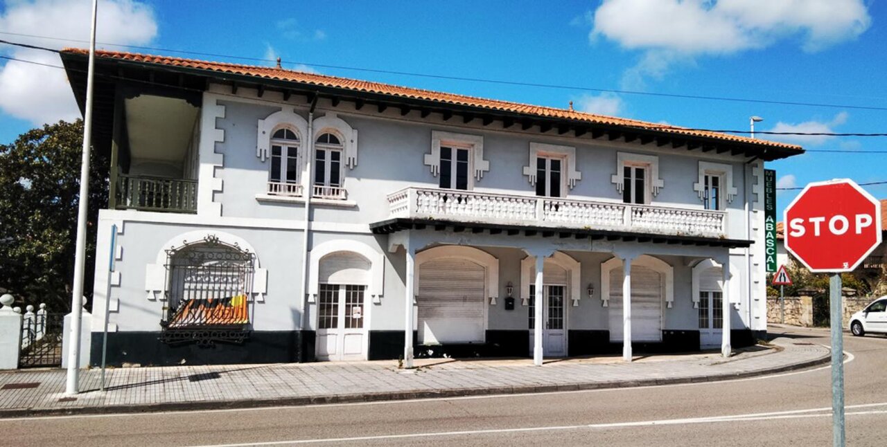 Edificio de la futura Casa de Cultura de Meruelo. R.A.