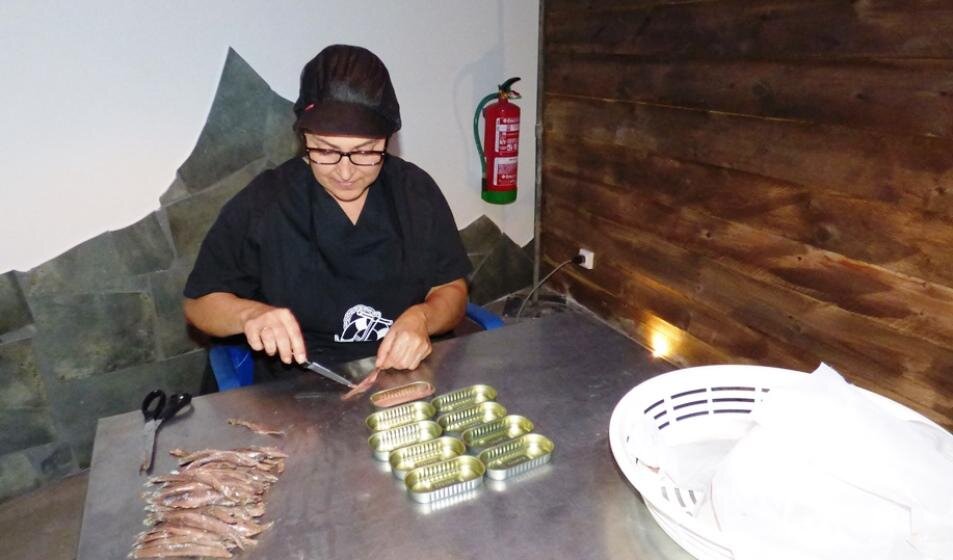 Elaboración de las anchoas en la Galería del Arte en Santoña. R.A.