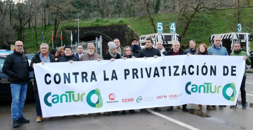 Concentración de Cantur a la puerta de Cabárceno.