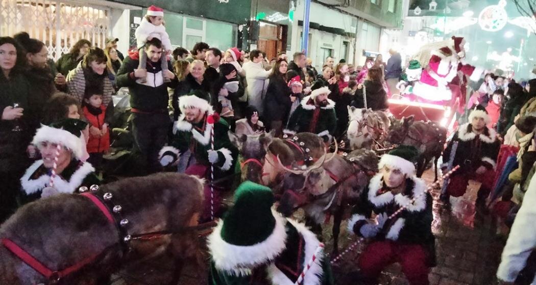 Papá Noel recorrió el centro de Santoña ante numeroso público. R.A.