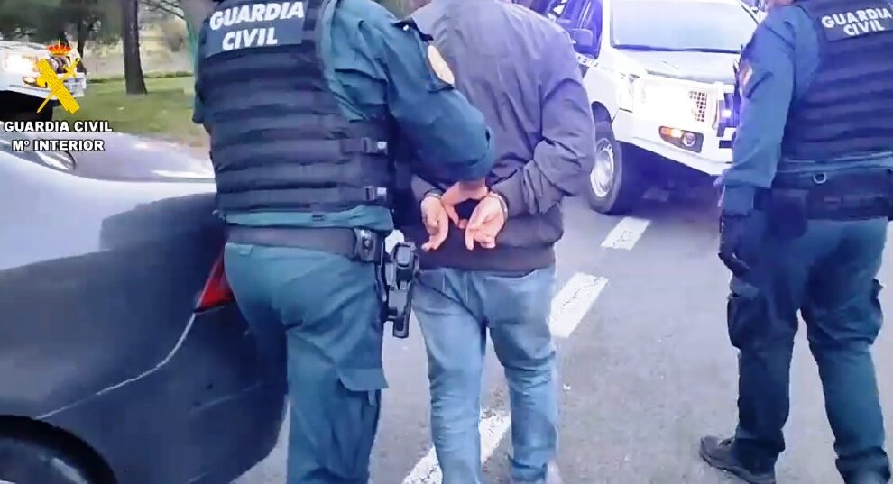 Los agentes con uno de los detenidos.