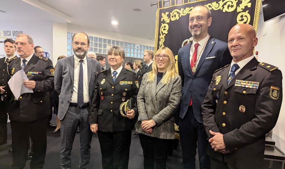 Autoridades en el acto de Torrelavega.