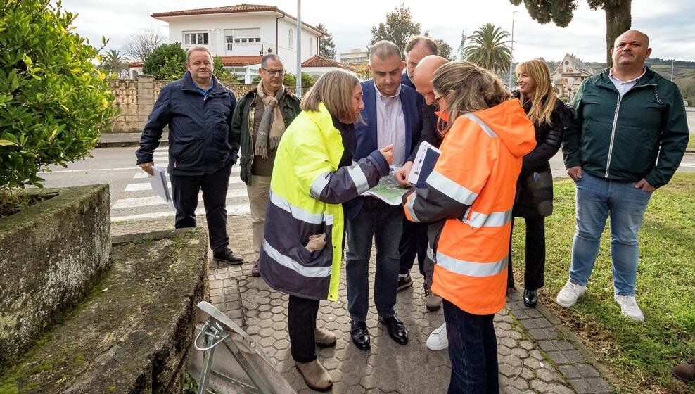 Un momento de la visita a las obras del carril-bici en Laredo.