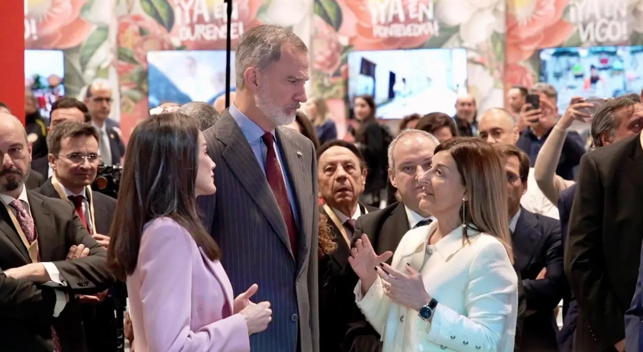 Encuentro entre Buruaga y los Reyes de España en Fitur.