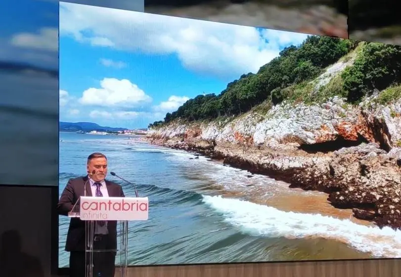 el regidor municipal Jesús Gullart (Santoñeses) durante la presentación de 'Santoña, tu próximo destino'.