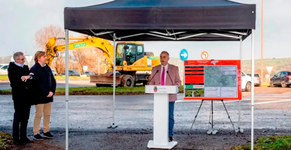 El consejero de Fomento, Vivienda, Ordenación del Territorio y Medio Ambiente, Roberto Media, asiste al inicio de las obras de mejora de la carretera de acceso al Parque Empresarial Besaya.