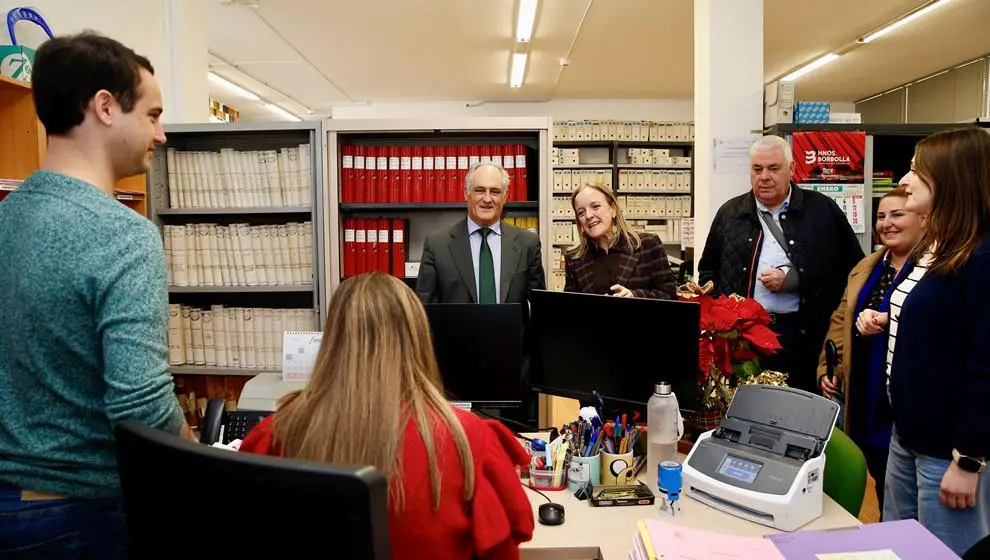 Visita de la consejera de Justicia, Isabel Urrutia, al Juzgado de Santoña.