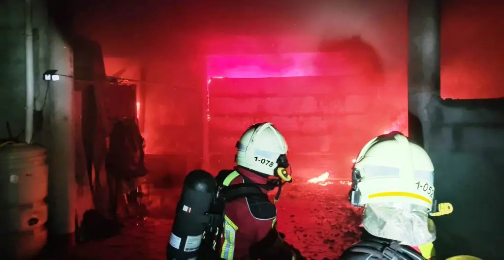 El incendio afectó a parte de una vivienda unifamiliar en Ajo.