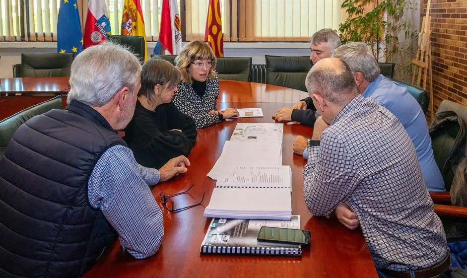 La alcaldesa muestra el proyecto.