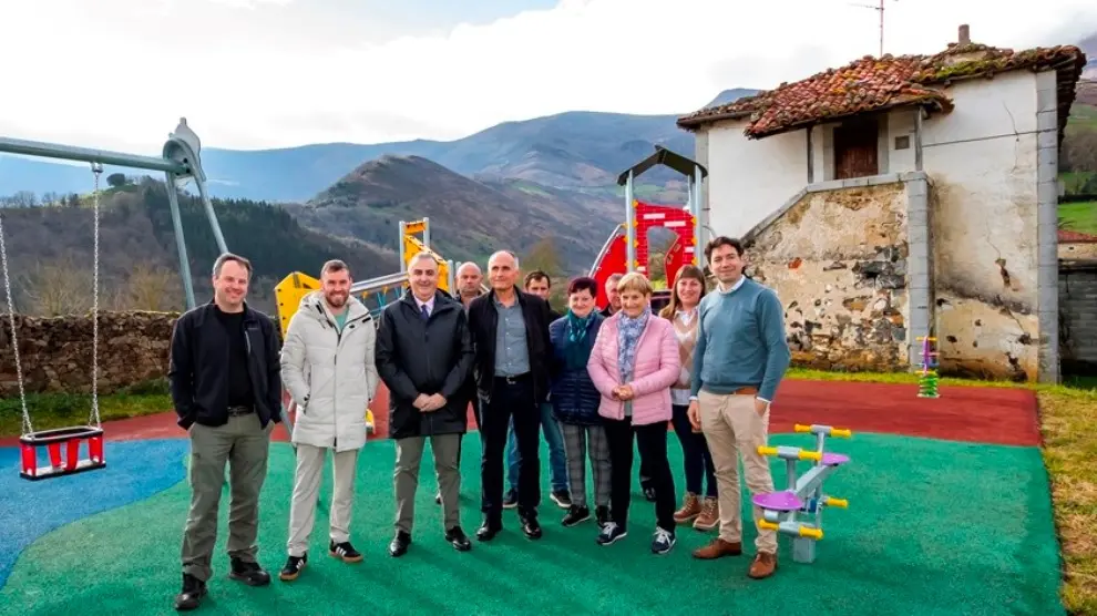 El consejero de Fomento, Vivienda, Ordenación del Territorio y Medio ambiente, Roberto Media, inaugura actuaciones en Soba.