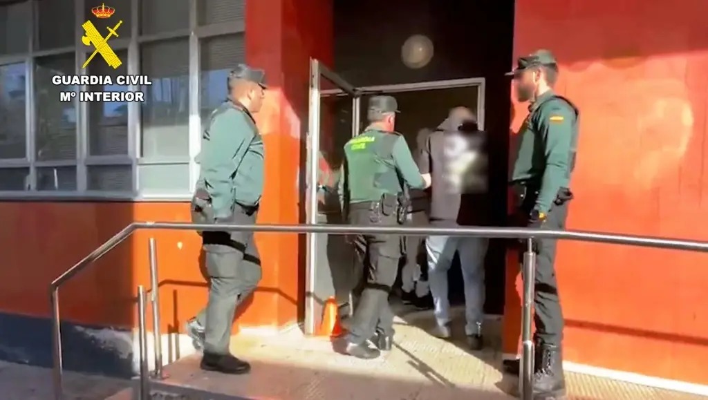 Entrada de los detenidos en el Juzgado de Santoña.