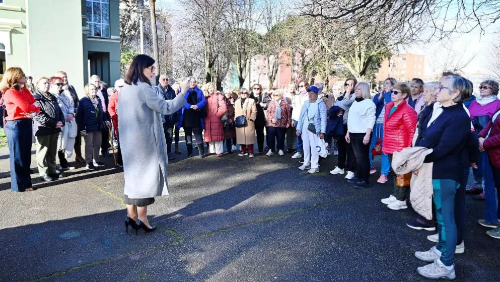 Inauguración del parque infantil con la presencia de la alcaldesa Gema Igual.