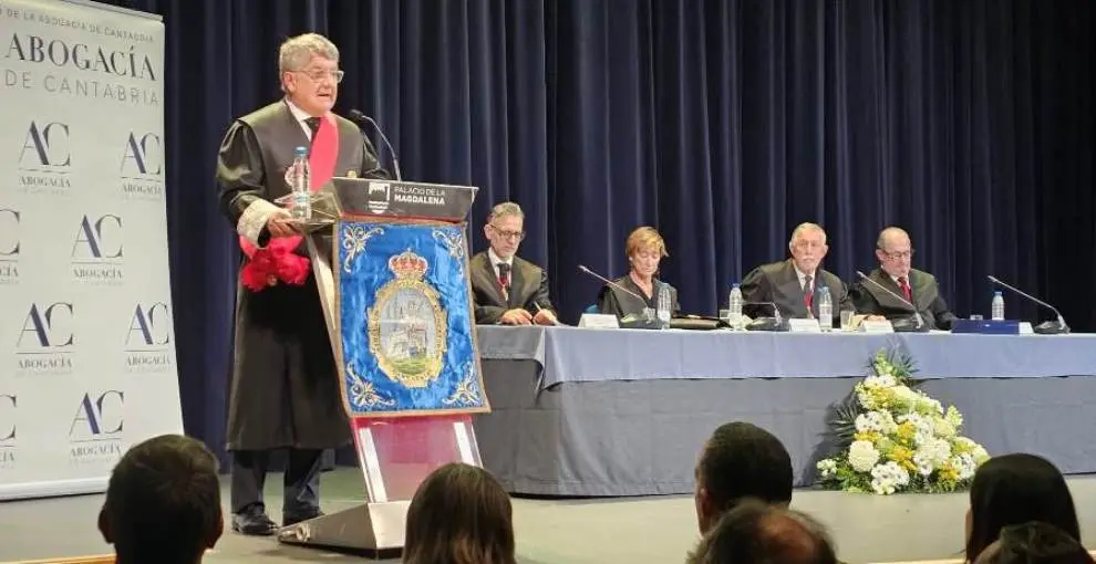 Un momento del acto de entrega de la distinción.